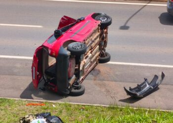 Mulher fica gravemente ferida após carro capotar em Poços de Caldas