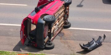 Mulher fica gravemente ferida após carro capotar em Poços de Caldas