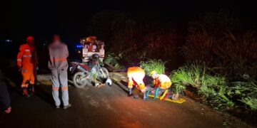 Duas pessoas ficam feridas em acidente de moto na MGC-491