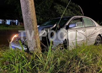 Motorista perde controle e colide contra poste em Poços de Caldas
