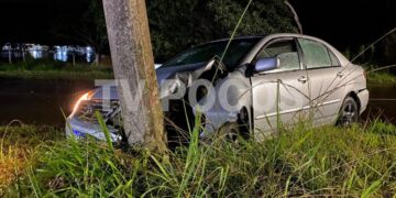 Motorista perde controle e colide contra poste em Poços de Caldas