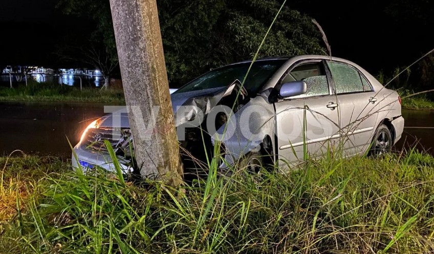 Motorista perde controle e colide contra poste em Poços de Caldas