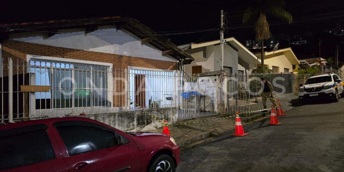 Mulher é internada em estado grave após ser baleada na cabeça por ex-companheiro que estava de “saidinha” da prisão