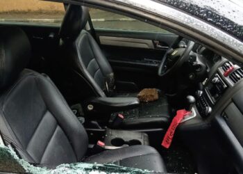 Homem quebra vidro de carro com pedra para tentar furto, mas foge ao ser avistado