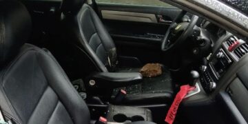 Homem quebra vidro de carro com pedra para tentar furto, mas foge ao ser avistado