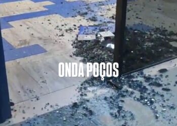 Morador em situação de rua quebra porta de vidro de banco e é preso pela PM em Poços