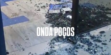 Morador em situação de rua quebra porta de vidro de banco e é preso pela PM em Poços
