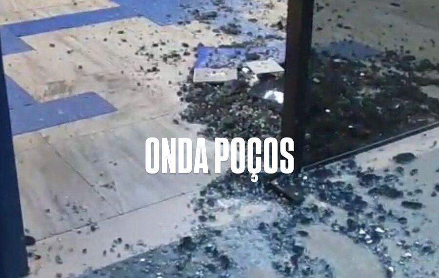 Morador em situação de rua quebra porta de vidro de banco e é preso pela PM em Poços