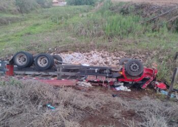 Jovem morre em capotamento de caminhão carregado com bobinas de papel na BR-146