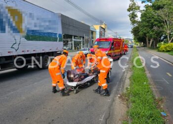 Motociclista fica ferido em acidente na avenida João Pinheiro, em Poços