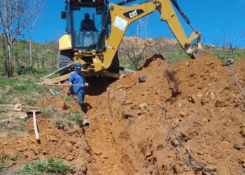 Bairro de Poços fica sem água após rompimento de tubulação; equipes do DMAE já trabalham para restabelecer o abastecimento