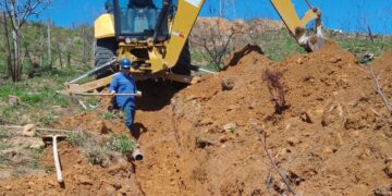 Bairro de Poços fica sem água após rompimento de tubulação; equipes do DMAE já trabalham para restabelecer o abastecimento