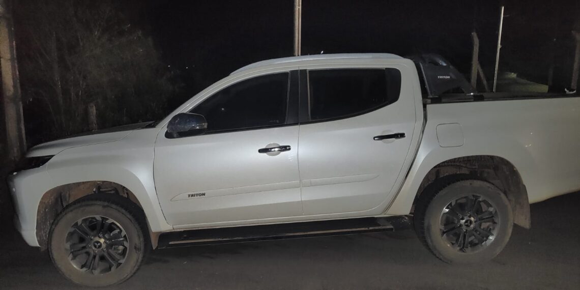 Polícia Militar recupera caminhonete furtada após perseguição em Poços