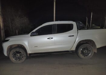 Polícia Militar recupera caminhonete furtada após perseguição em Poços