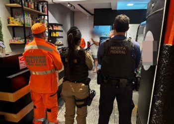 Operação conjunta para combater bebidas alcóolicas adulteradas fiscaliza seis estabelecimentos em Poços