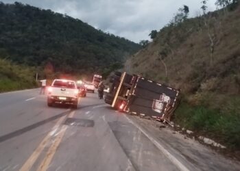 Quatro pessoas ficam feridas após acidente envolvendo 3 veículos na Serra do Selado, em Poços