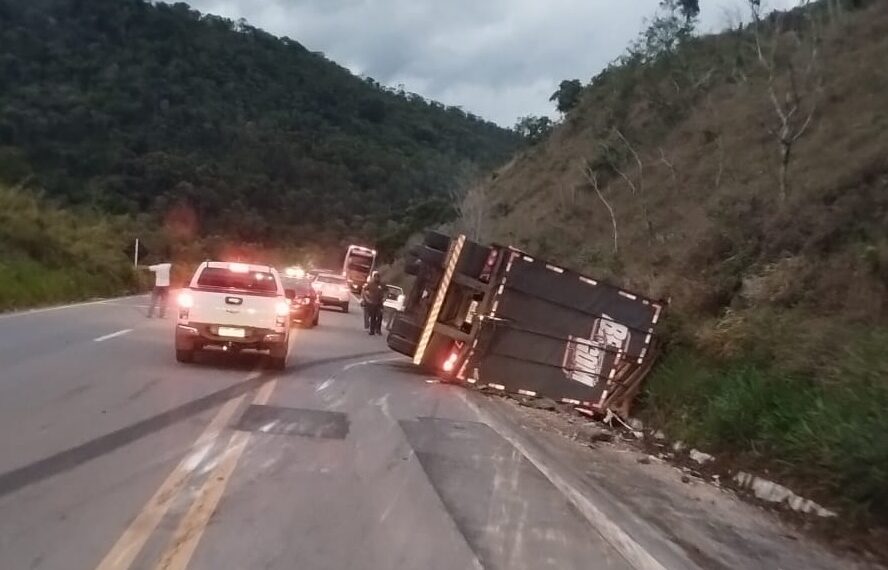 Quatro pessoas ficam feridas após acidente envolvendo 3 veículos na Serra do Selado, em Poços