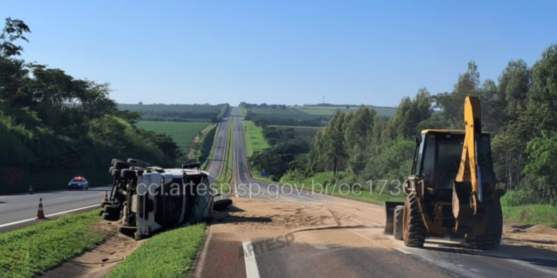 Carreta carregada com 24 toneladas de malte tomba em rodovia na região e interdita pista