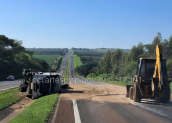 Carreta carregada com 24 toneladas de malte tomba em rodovia na região e interdita pista