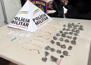 Polícia Militar apreende drogas durante operação na Alameda Nova Esperança, em Poços