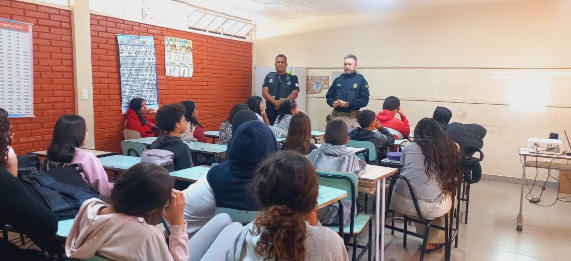 PRF e Demutran realizam ações educativas de trânsito para estudantes em Poços de Caldas