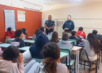 PRF e Demutran realizam ações educativas de trânsito para estudantes em Poços de Caldas