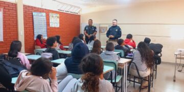 PRF e Demutran realizam ações educativas de trânsito para estudantes em Poços de Caldas