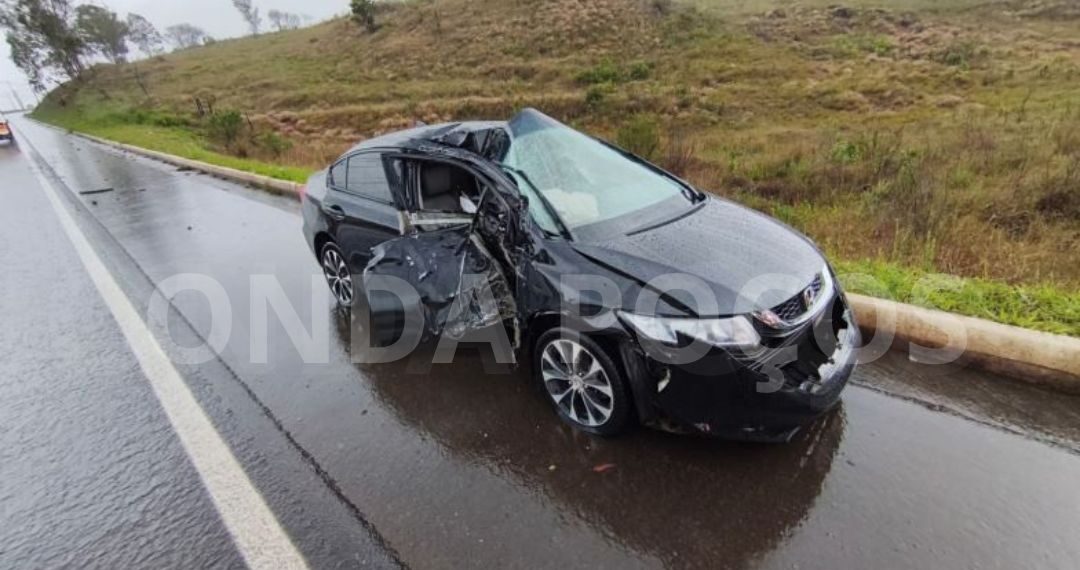 Poste é partido ao meio após colisão de carro em Poços de Caldas