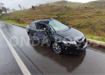 Poste é partido ao meio após colisão de carro em Poços de Caldas