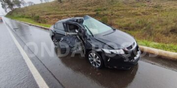 Poste é partido ao meio após colisão de carro em Poços de Caldas