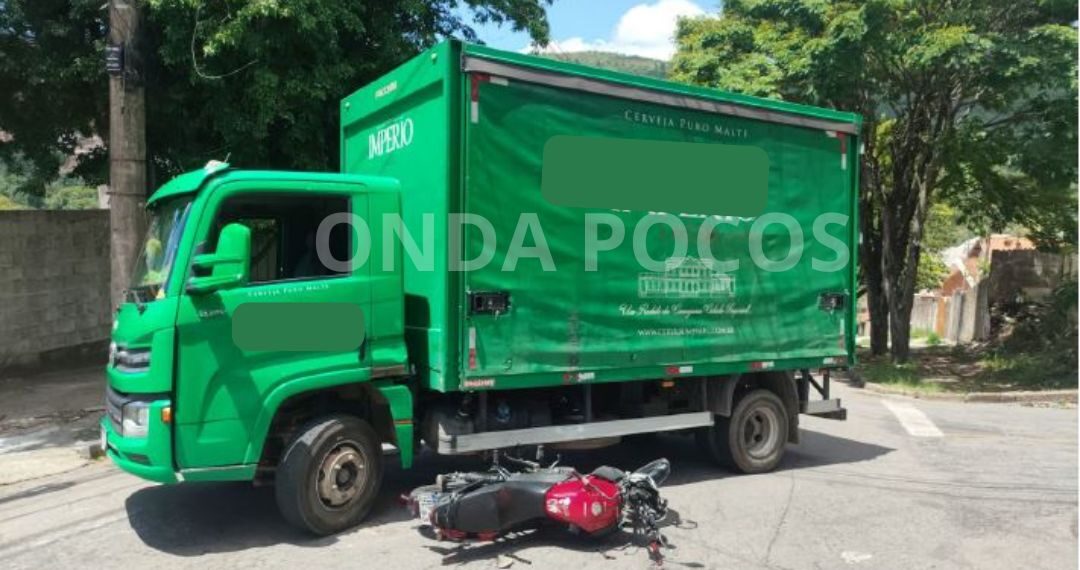 Acidente entre moto e caminhão deixa jovem ferido na Zona Leste de Poços de Caldas
