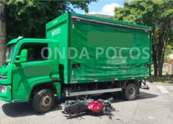 Acidente entre moto e caminhão deixa jovem ferido na Zona Leste de Poços de Caldas