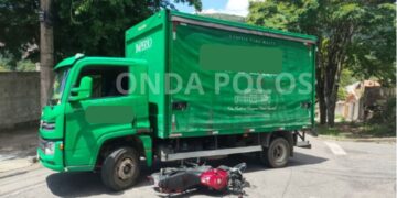 Acidente entre moto e caminhão deixa jovem ferido na Zona Leste de Poços de Caldas