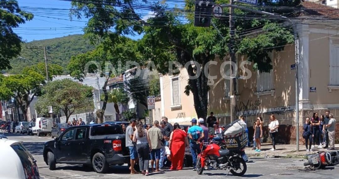 Motociclista fica ferido após colisão em cruzamento no centro de Poços