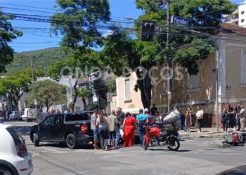Motociclista fica ferido após colisão em cruzamento no centro de Poços