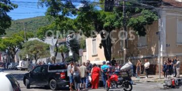 Motociclista fica ferido após colisão em cruzamento no centro de Poços