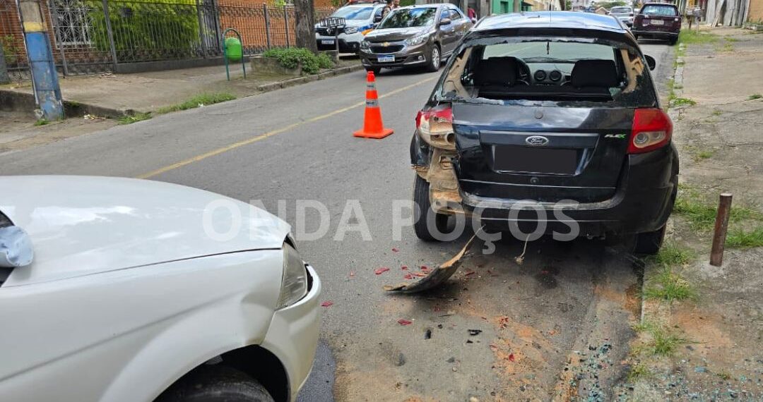 Motorista perde controle do veículo após passar mal e bate em carros estacionados em Poços