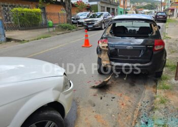 Motorista perde controle do veículo após passar mal e bate em carros estacionados em Poços