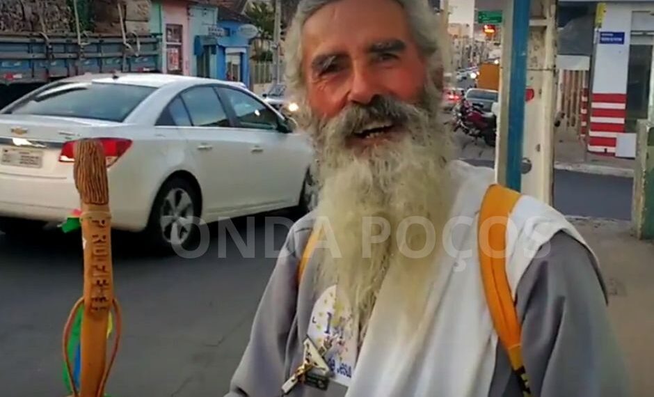 Conhecido em Poços, homem que se apresenta como “profeta” é encontrado gravemente ferido