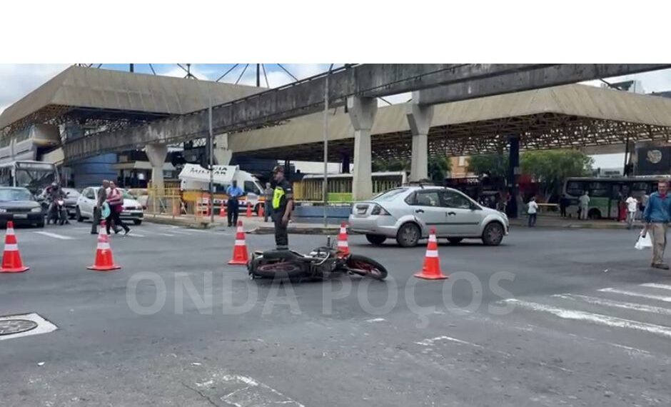 Mulher fica ferida após ser atropelada por moto no Centro de Poços de Caldas
