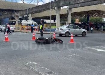 Mulher fica ferida após ser atropelada por moto no Centro de Poços de Caldas