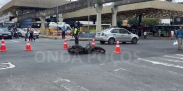 Mulher fica ferida após ser atropelada por moto no Centro de Poços de Caldas