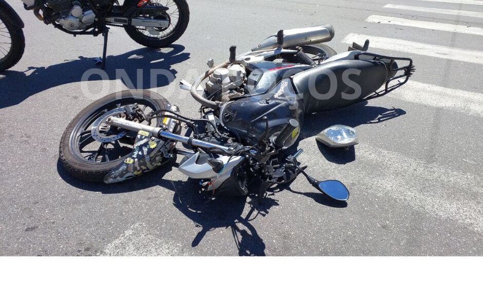 Motociclista fica ferido após colisão com viatura do Demutran em Poços de Caldas