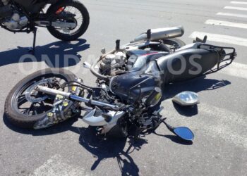Motociclista fica ferido após colisão com viatura do Demutran em Poços de Caldas