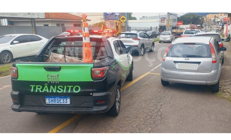 Dirigindo em zigue-zague, homem bêbado é preso em frente à escola em Poços