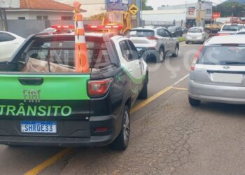 Dirigindo em zigue-zague, homem bêbado é preso em frente à escola em Poços