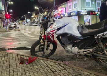 Motociclista fica ferido após acidente entre moto e van no centro de Poços de Caldas
