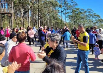 Capoterapia anima o Centro Administrativo de Poços na manhã desta segunda (10)