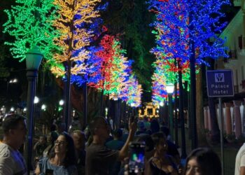 Poços de Caldas realiza acendimento oficial das luzes de Natal; VEJA AS FOTOS