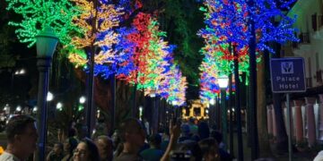 Poços de Caldas realiza acendimento oficial das luzes de Natal; VEJA AS FOTOS